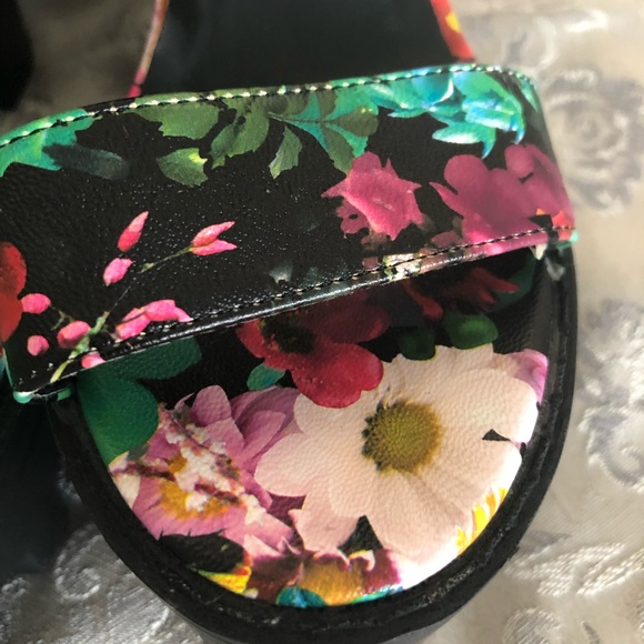 *** SOLD **Wild Diva Lounge Floral Print Platform - Picture 15 of 16